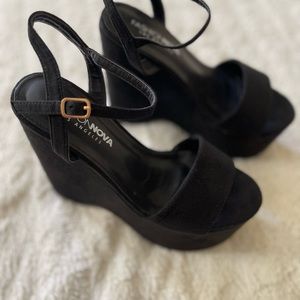 Woman FashionNova Wedges
